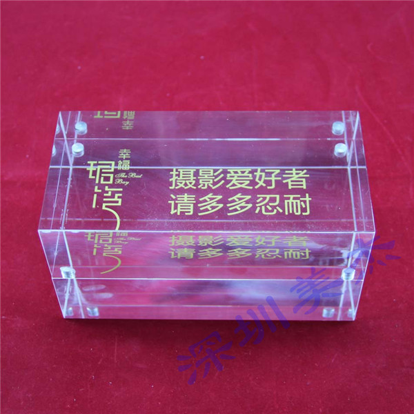 千里迢迢  某企業(yè)定做亞克力標(biāo)識(shí)牌