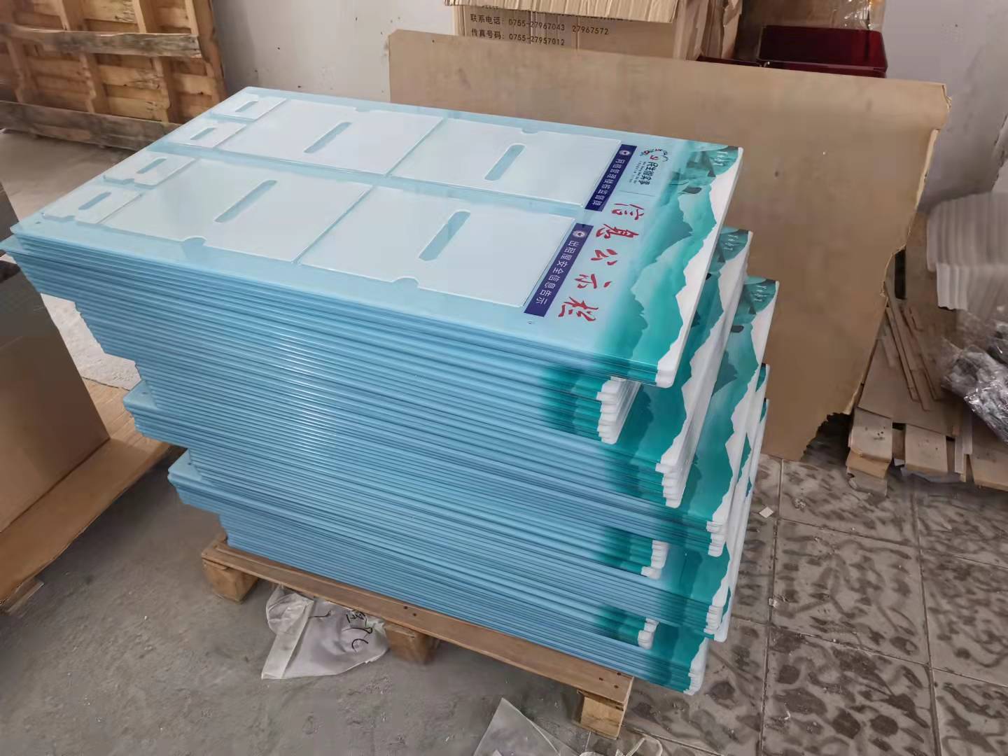 亞克力公告欄為什么會替代了之前材料而變成標(biāo)識主流產(chǎn)品